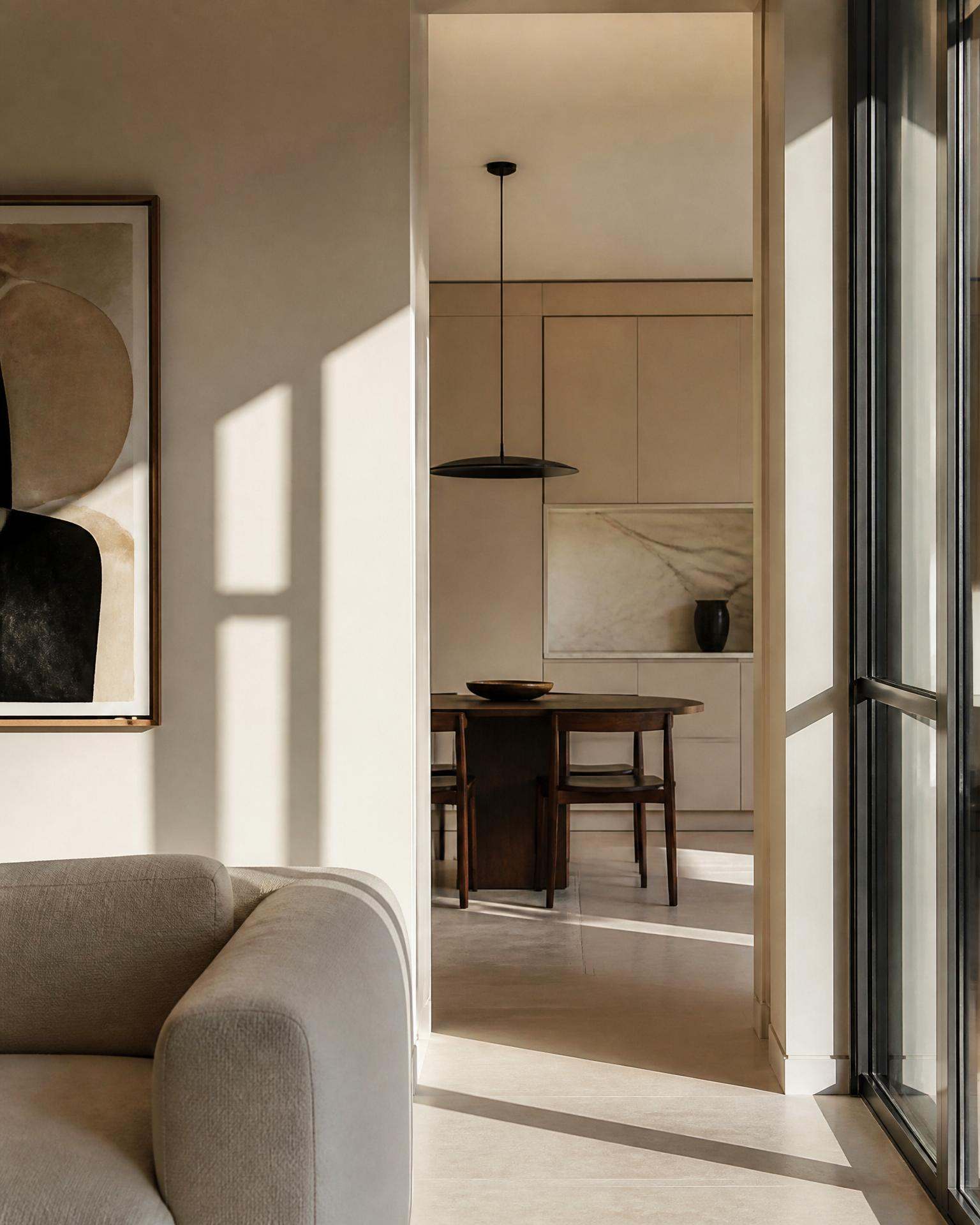 Modernes, lichtdurchflutetes Interieur — Symbol für Klarheit und Diskretion